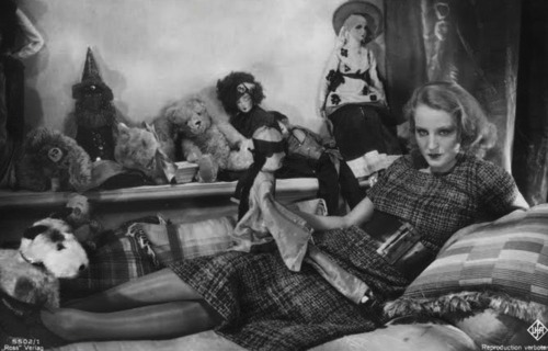 Figure 32: Brigitte Helm as Alraune (1928), among dolls and teddy bears.